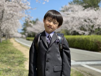男の子　小学生　桜